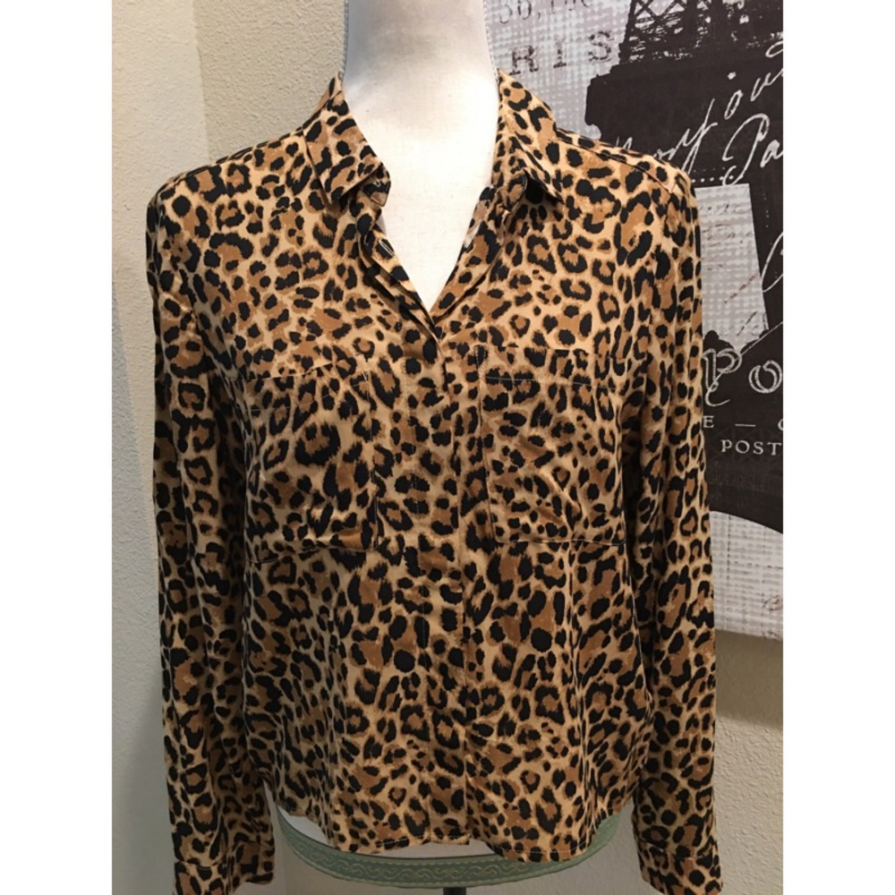 🍂🌼 Leopard print, hidden-button, collared shirt. Great Fall top!